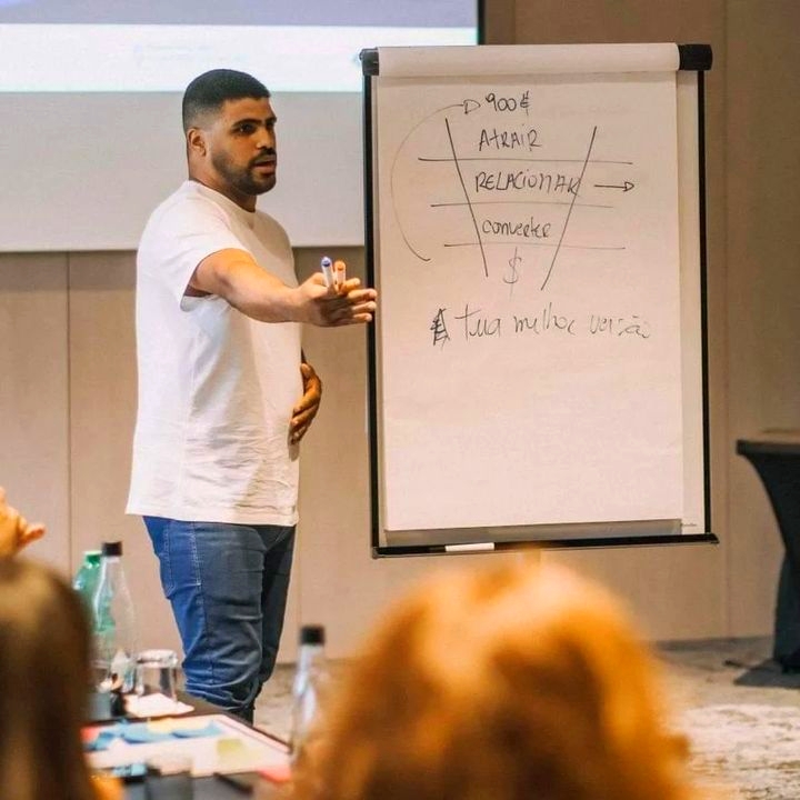 Thales Rosário apresentando metodologia TCONNECTE